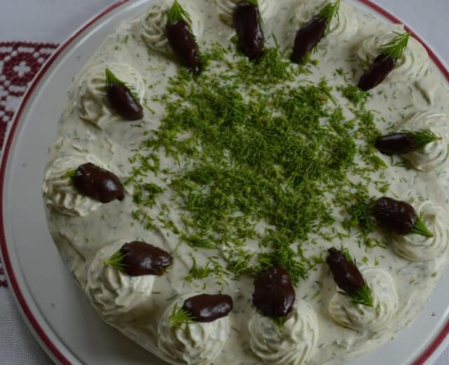 Torta lucfenyőhajtásokkal és őrölt tűlevelekkel Torta lucfenyőhajtásokkal és őrölt tűlevelekkel