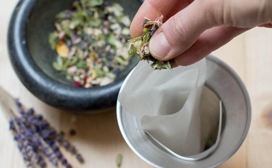 A szárított gyógynövényeket az elkészítéskor csak enyhén törjük össze az ujjainkkal, és egy teafilterbe tesszük.