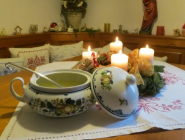 A salzburgi Mettensuppe, melyet hagyományosan a karácsonyi éjféli mise után fogyasztanak el.