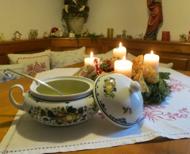 A salzburgi Mettensuppe, melyet hagyományosan a karácsonyi éjféli mise után fogyasztanak el.