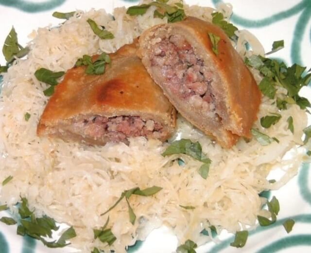 Pinzgaui Fleischkrapfen, azaz füstölt hússal töltött táska Pinzgaui Fleischkrapfen, azaz füstölt hússal töltött táska