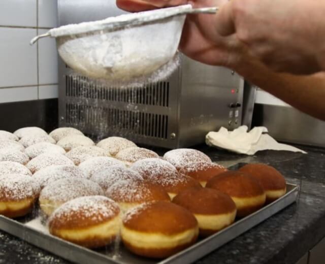 Farsangi fánk a salzburgi Tortenmacher cukrászdából Farsangi fánk a salzburgi Tortenmacher cukrászdából.