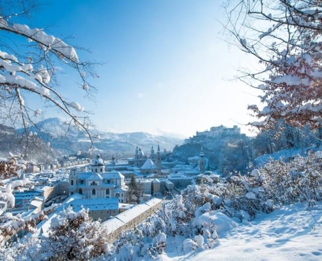 Salzburg óvárosának látképe a Mönchsbergről