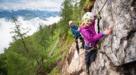 Két ember sziklamászás egy sziklafal-trendi szórakoztató sportok a festői Szent Johannban.