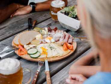 A hütték regionális kínálattal várják a betérő túrázókat.