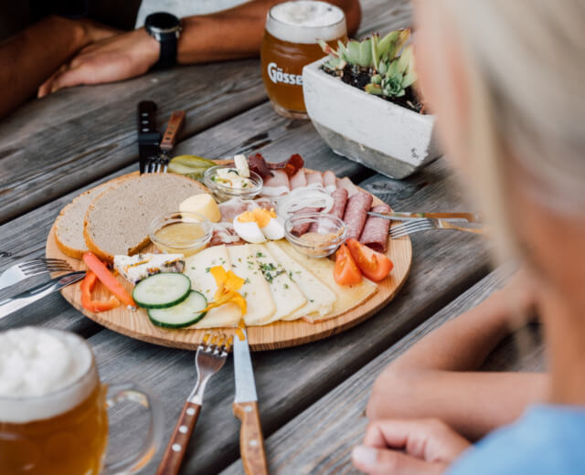 A hütték regionális kínálattal várják a betérő túrázókat A hütték regionális kínálattal várják a betérő túrázókat.