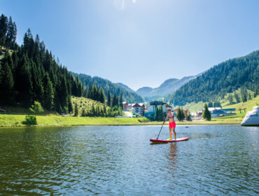 Egyensúlyozás a SUP deszkán Altenmarkt-Zauchensee-ben Egyensúlyozás a SUP deszkán Altenmarkt-Zauchensee-ben