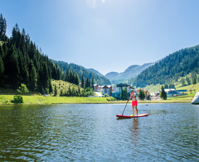 Egyensúlyozás a SUP deszkán Altenmarkt-Zauchensee-ben