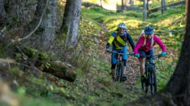 Mountainbike-os túrázók a gasteini erdőben