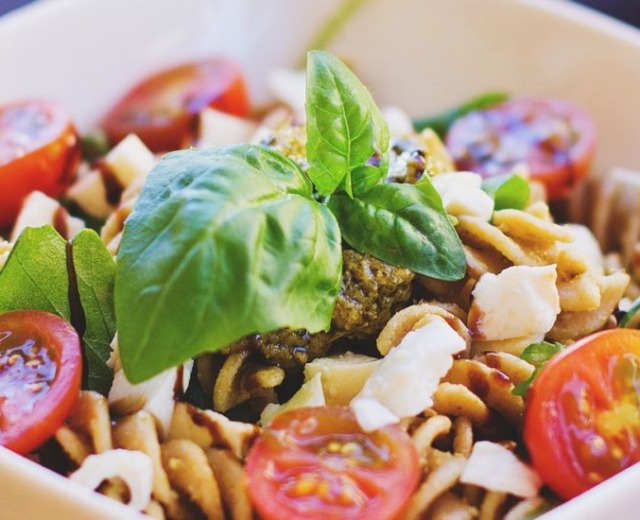 Tönköly tészta paradicsommal és lágy biosajttal a Zieferhofból Tönköly tészta paradicsommal és lágy biosajttal a Zieferhofból