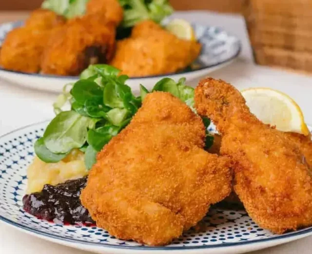 Backhenderl mit Erdäpfel-Vogerlsalat_Der Weiserhof.jpg