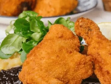 A rántott sült csirke zöldekkel és mártásokkal salzburgi tartományi kora tavaszi ízei a tányérjára kerül.