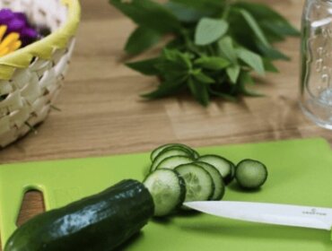 Uborka szeletekre vágva egy vágódeszkán