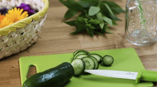 Uborkaszeletek Uborka szeletekre vágva egy vágódeszkán