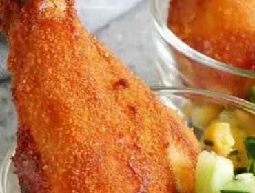 Az aranybarnára sült csirkecombokat