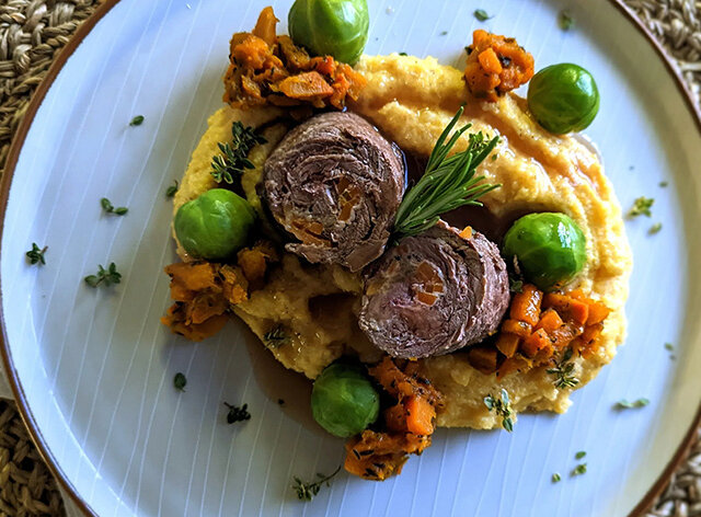 Marharolád polentával és sütőtökös kelbimbóval Ez a marharolád polentával és sütőtökös kelbimbóval egy igazi mesteri kombináció.