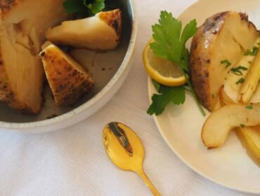 Sült zeller, a fűszeres burgonyapüréhez, karamellizált körtéhez