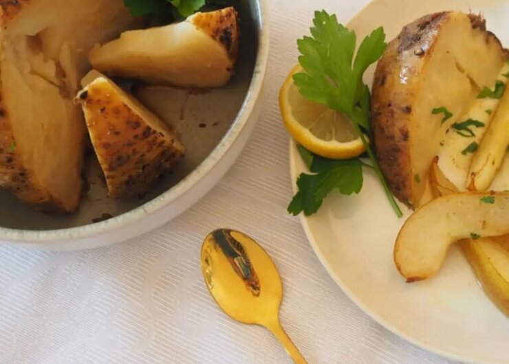 Sült zeller, a fűszeres burgonyapüréhez, karamellizált körtéhez