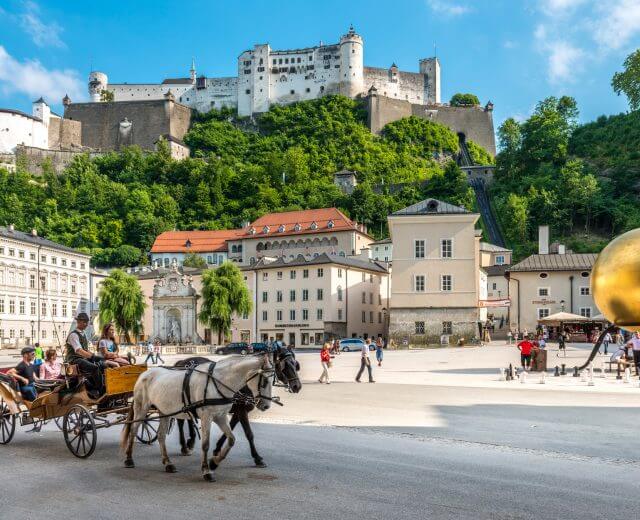 Piazza Kapitelplatz con vista per la fortezza Hohensalzburg