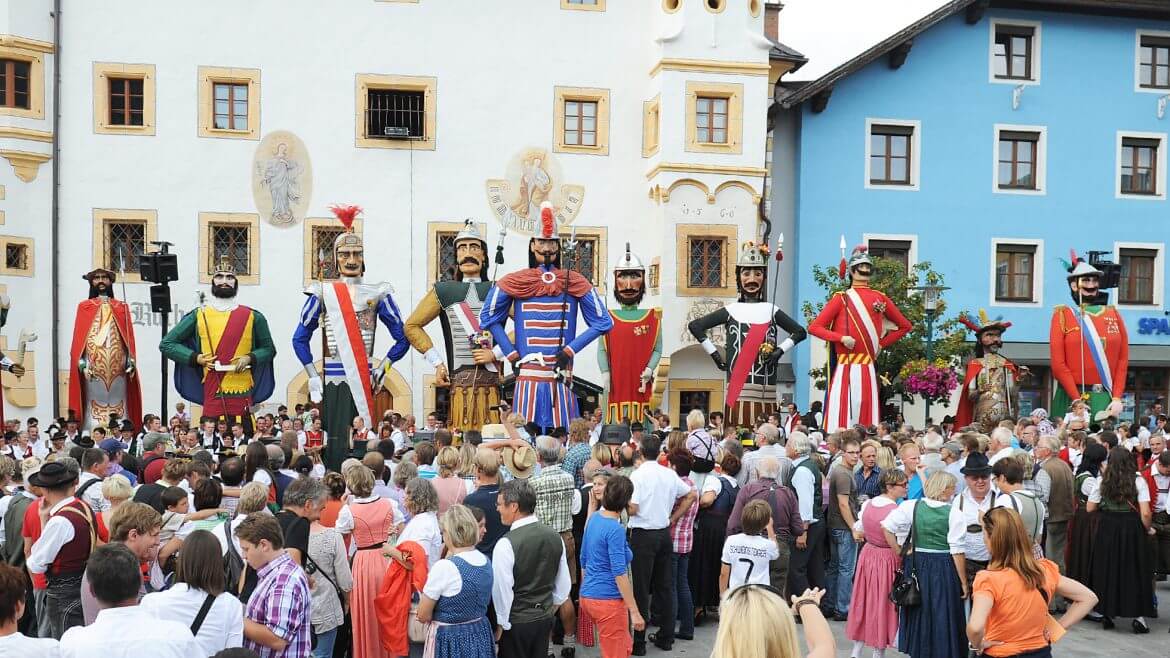 La processione di Sansone nel Lungau con alte figure colorate