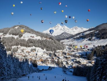 Palloni aerostatici in volo sopra Filzmoos d'inverno