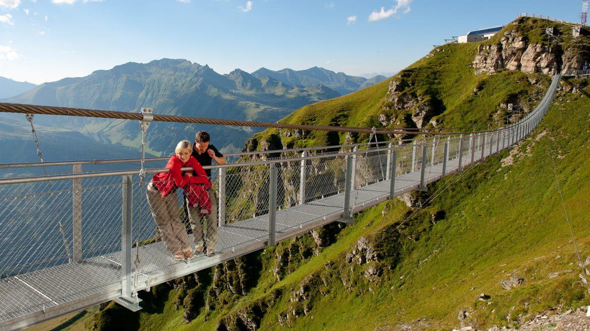 Escursionisti sul ponte sospeso dello Stubnerkogel a Gastein