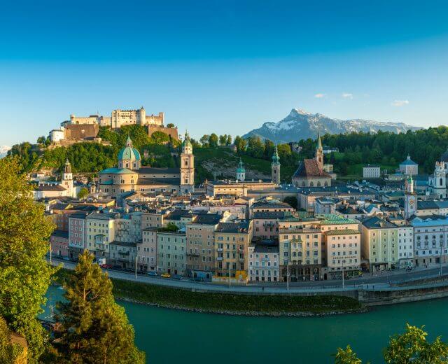 Vista dal monte dei capuccini per il centro città e fortezza Hohensalzburg Centro storico di Salisburgo