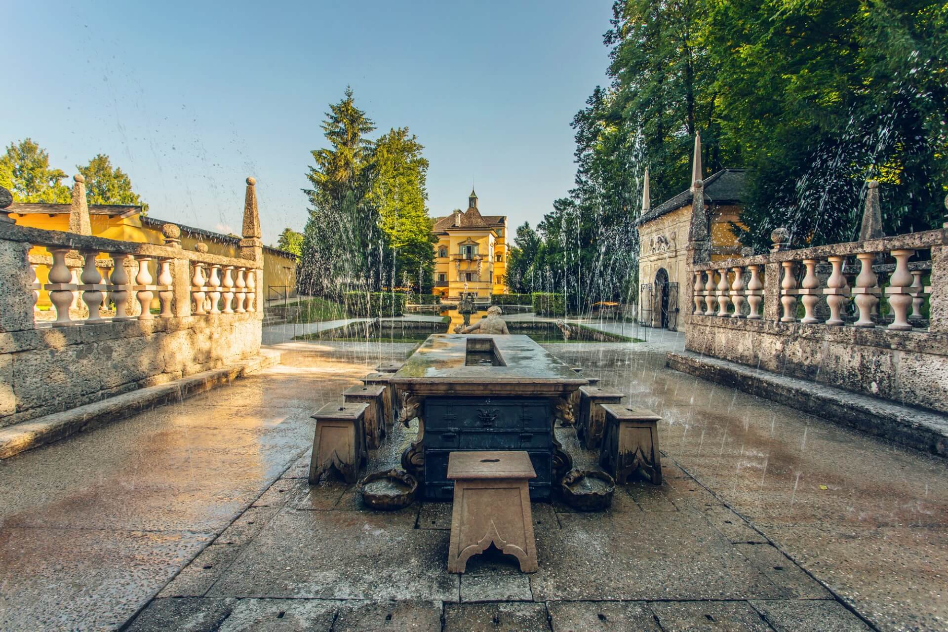 Tavolo del principe con fontane nascoste dove l’arcivescovo Markus Sittikus sorprendeva i suoi ospiti nel parco di Hellbrunn rispettivamente Wasserspiele a Salisburgo