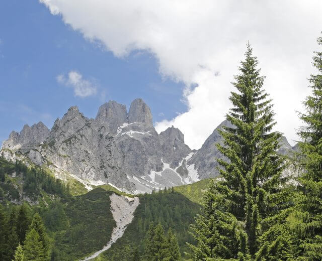Lago alpino tra abetatie e montagne stupende a Filzmoos