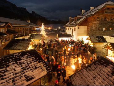 Mercatino di Natale in piazza di sera nel Tennengau