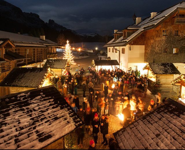 Mercatino di Natale in piazza di sera nel Tennengau