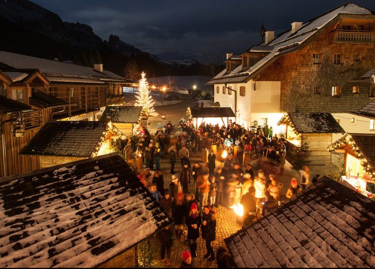 Mercatino di Natale in piazza di sera nel Tennengau