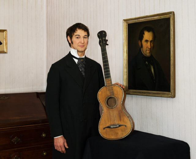 Signor Gruber con la gitarra nella sua casa di Hallein