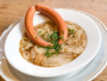 Una zuppa con pane a fette, salsicce ed erbe aromatiche: il classico comfort della cucina salisburghese.