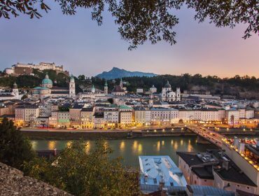 Salisburgo di notte Vista serale di Salisburgo, Austria: edifici storici, fiume e fortezza. Viviamo per momenti così.