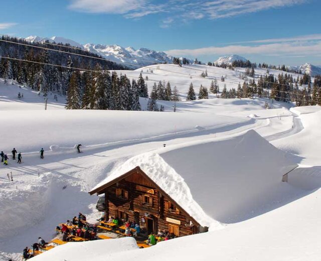 Sci e rifugi nel Tennengau Vista sul comprensorio sciistico di Dachstein West con la Edtalmhütte al centro, circondata da neve e sole di primavera.