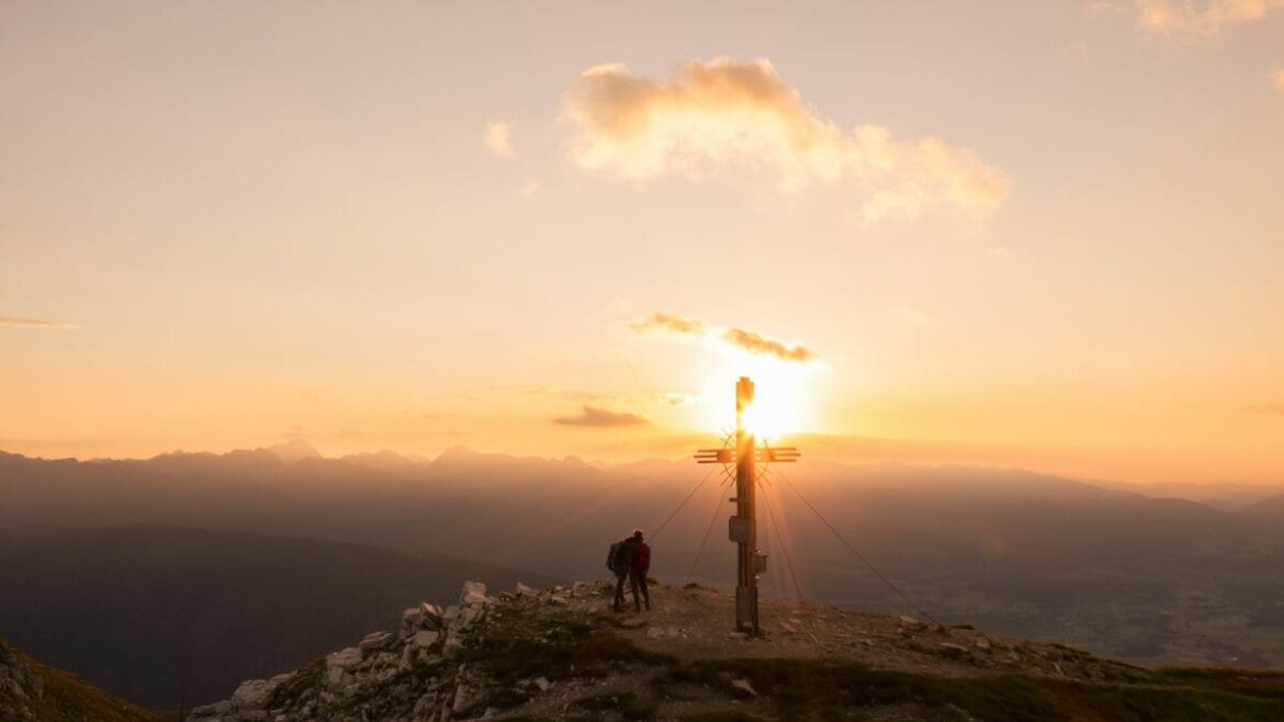 Coppia sulla vetta dello Speiereck durante l’alba nel Lungau Salisburghese