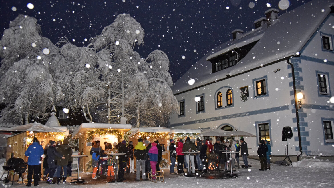 Evento Avvento nel villaggio a St. Margarethen nel Lungau con persone musica e specialità locali (Vista ingrandita)