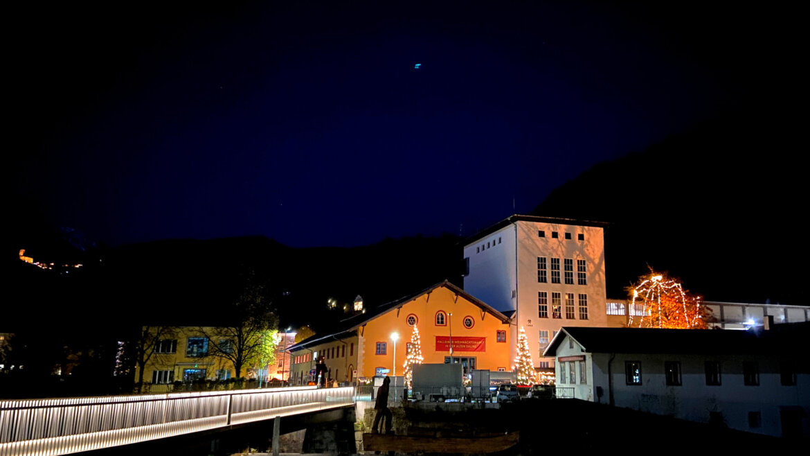 Vista esterna dell’Antica Salina di Hallein sull’isola Pernerinsel, dove il tradizionale mercatino dell’Avvento regala un’atmosfera unica tra storia e magia natalizia © Weihnachtsmarkt Hallein Vista esterna dell’antica salina di Hallein sull’isola Pernerinsel (Vista ingrandita)