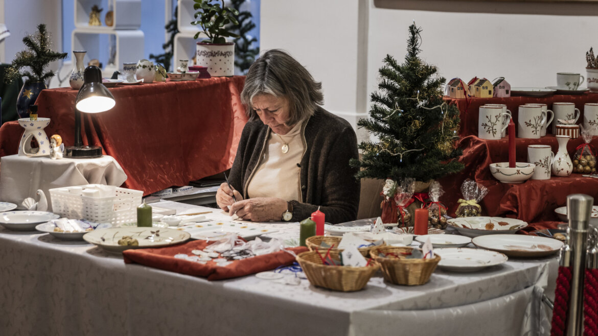 Artigiana al lavoro nel mercatino di Natale degli artigiani di Bad Ischl (Vista ingrandita)