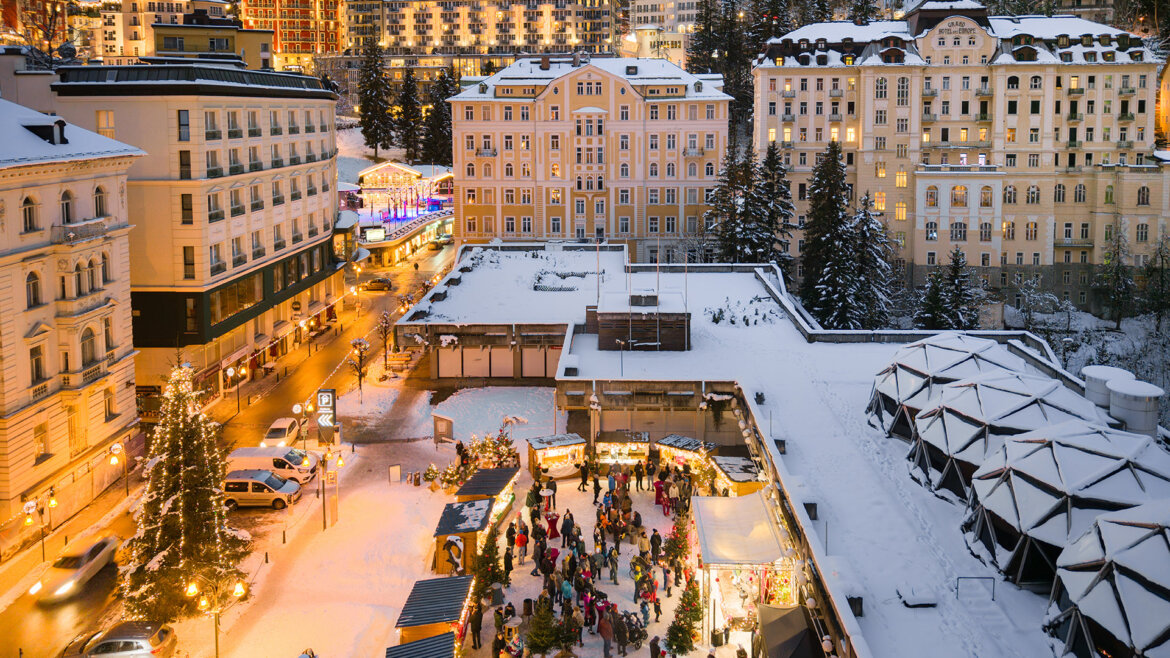 Artvent a Bad Gastein con albero illuminato, mercatino e hotel sullo sfondo (Vista ingrandita)