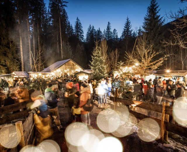 Mercatino di Natale a Gosau circondato dal margine del bosco nella regione Dachstein Salzkammergut