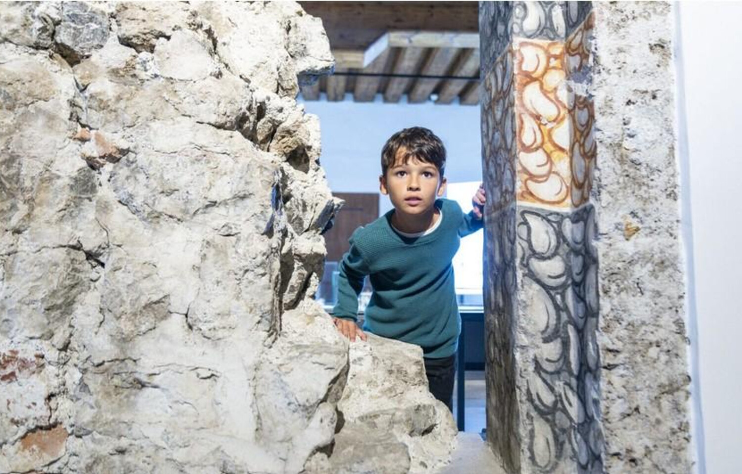 Bambino che partecipa alla caccia al tesoro dei fantasmi al Museo di Salisburgo rispettivamente Salzburg Museum