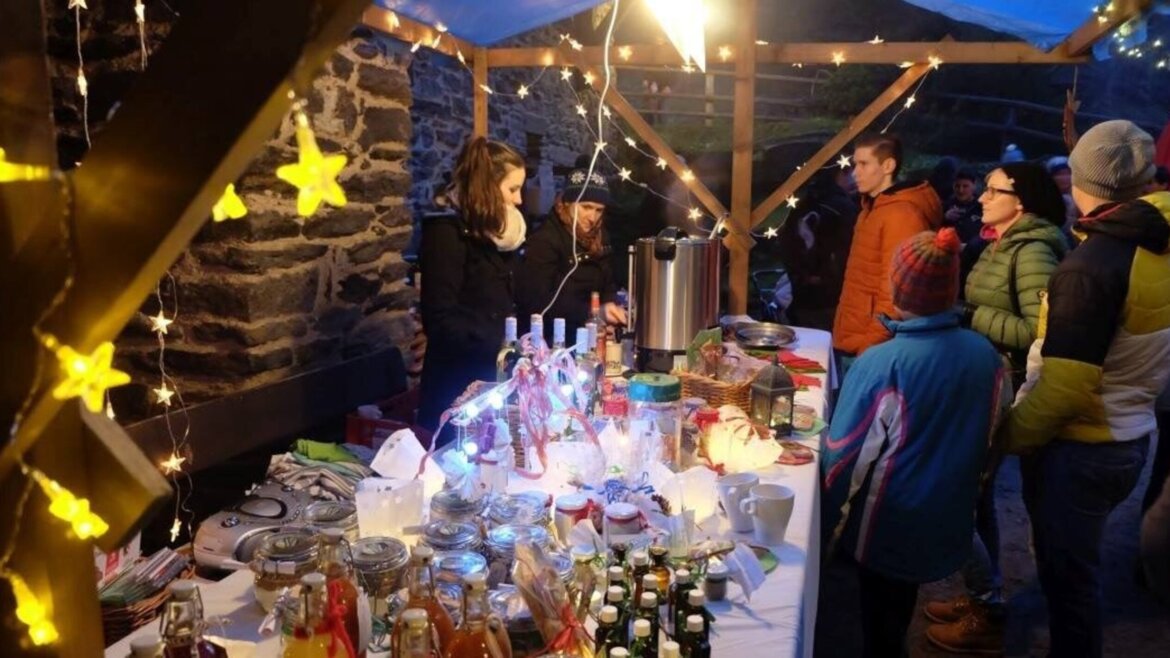 Bancarella semplice e accogliente con prodotti artigianali e vin brulé al Castello di Finstergrün (Vista ingrandita)