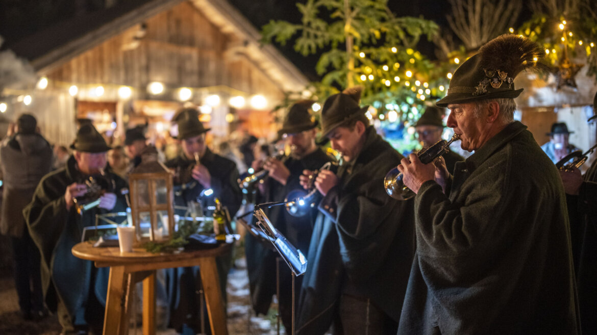 Cinque musicisti della Banda musicale di Gosau che suonano strumenti a fiato durante l’Avvento sulle montagne intorno a Gosau nel Salzkammergut. (Vista ingrandita)