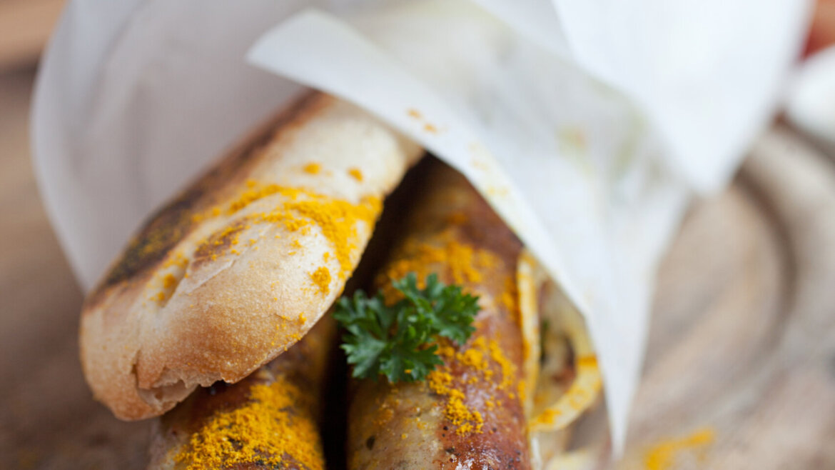 a Bosna, abbreviazione di Best Of SNAcks, è uno snack nato a Salisburgo e oggi diffuso in tutto il Salisburghese. Quella raffigurata è una delle tante varianti gustate durante i mercatini di Natale o le feste popolari © Weihnachtsmarkt Hallein, Barbara Winzer Bosna snack tipico del Salisburghese con salsiccia speziata e pane tostato (Vista ingrandita)