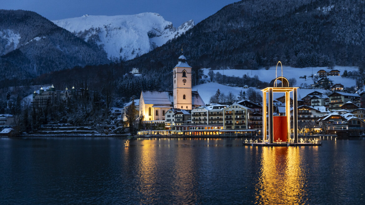 Candela gigante sul lago Wolfgangsee davanti a St. Wolfgang simbolo del Natale e parte dell’Avvento sul lago Wolfgangsee (Vista ingrandita)