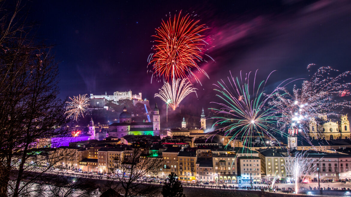 Vista dal monte Kapuzinerberg sui fuochi d’artificio sopra la fortezza di Hohensalzburg (Vista ingrandita)