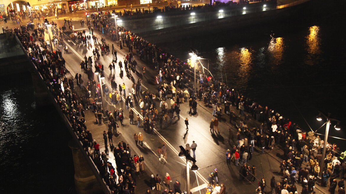 Persone in festa sul Ponte di Stato di Salisburgo durante il passaggio al nuovo anno (Vista ingrandita)