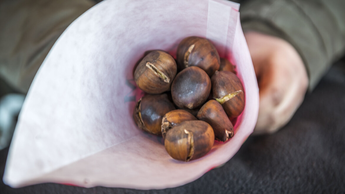 Cono di carta con castagne calde tipiche della Magia dell’Avvento di Hellbrunn a Salisburgo (Vista ingrandita)